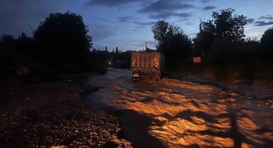 Nevşehir'de selde mahsur kalan şoför, iş makinasıyla kurtarıldı