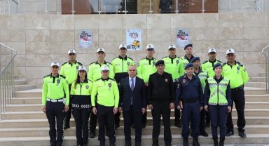 Niğde'de, motosiklet sürücülerine reflektörlü yelek dağıtıldı