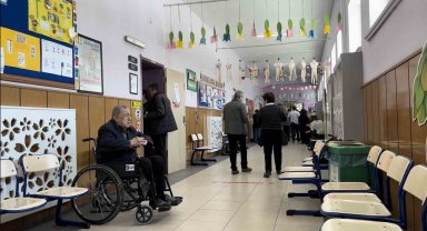 Oy kullanmak için sıraya giren 91 yaşındaki seçmen dualarla sandığa gitti