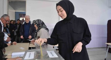 Oy kullanmaya giden vatandaşlar sandık başlarında kuyruk oluşturdu