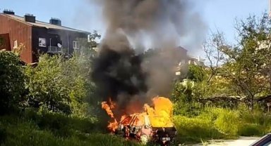 Park halindeki otomobil alev alev yandı
