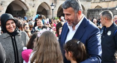 Payas Belediyesi'nin sanatçı Aslı Hünel ile birlikte depremzede çocuklara moral etkinliği