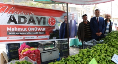 Pazar esnaflarından Ünüvar'a pankart sürprizi
