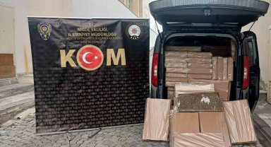 Polis ekipleri ticari araç içerisinde 375 bin dolu makaron ele geçirdi