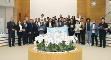Rektör Altun, TEKNOFEST'den derece ile dönen ERÜ'lü öğrencileri tebrik etti