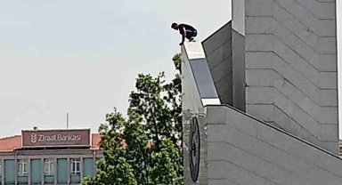 Saat kulesine tırmanan gencin tehlikeli oyunu kameraya yansıdı