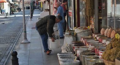 Seçim günü bazı esnaf dükkânını açarken, bazıları da açmamayı tercih etti