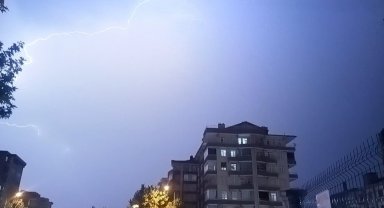 Şiddetli yağmurla birlikte çakan şimşekler gökyüzünü böyle aydınlattı