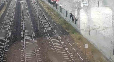 Sincan'da sağanak yolları göle çevirdi