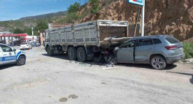 Sivas'ta otomobil kamyonun altına girdi: 1'i çocuk 5 yaralı