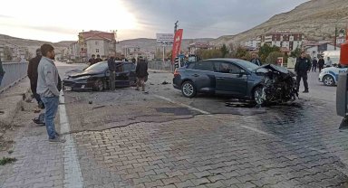 Sivas'ta otomobiller kafa kafaya çarpıştı, sürücülerin burnu bile kanamadı
