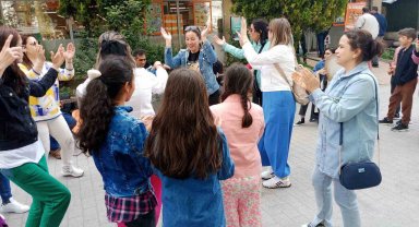 Sokak müzisyenleri çaldı, onlar oynadı