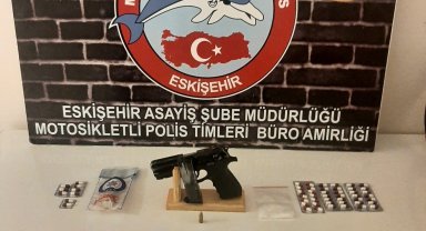 Şüpheli şahısların aracında uyuşturucu madde ve ruhsatsız silah ele geçirildi