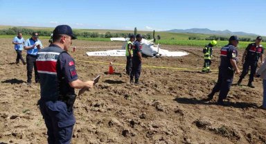 Aksaray'da eğitim uçağı düştü, pilotlar sağ kurtuldu