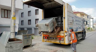 Akşehir'de çöp konteynerleri yerinde yıkanarak dezenfekte ediliyor