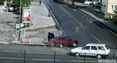 Aracın altında kalmaktan son anda kurtuldular