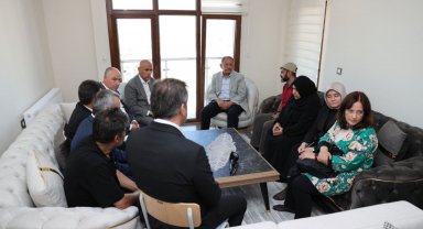 Bakan Özhaseki, Kahramanmaraş depreminde 3 çocuğunu kaybeden Demirel Ailesi'ni ziyaret etti