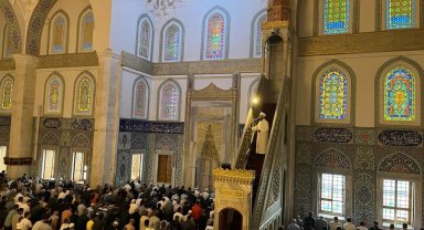 Başkentte vatandaşlar bayram namazı için camileri doldurdu