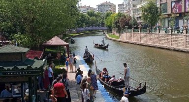 Bayram tatilini fırsat bilen turistler Eskişehir'e akın etti