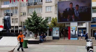 Belediye işçisine meydandaki dev ekrandan sürpriz Babalar Günü kutlaması