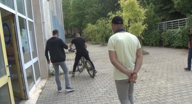 Bina görevlilerinin yardımıyla son dakikada sınava yetişti