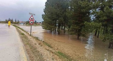 Büyükdere'yi sel bastı bazı ev ve yollar sular altında kaldı