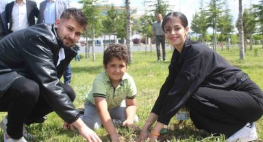 Depremde hayatını kaybeden öğrenciler adına fidan dikildi