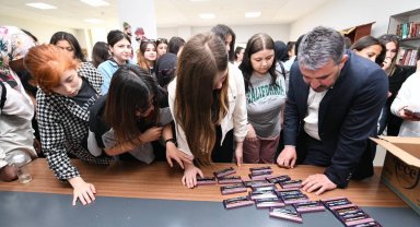 Ertuğrul Başkan'dan kamp dönüşü genç kampçılara hediye