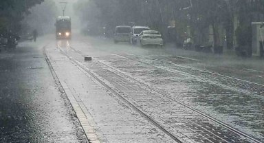 Eskişehir'de aniden bastıran kuvvetli sağanak yağış kentteki yaşamı olumsuz etkiledi