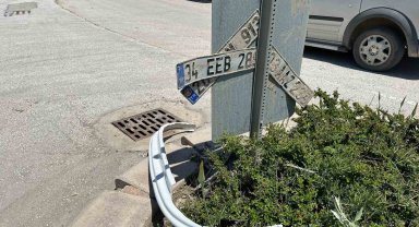 Eskişehir'de göle dönen yollarda onlarca araç plakası kaldı