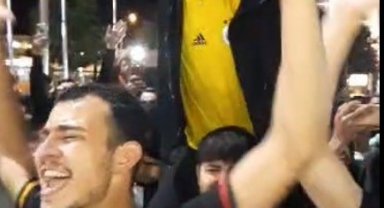 Galatasaray derbi galibiyetini ezeli rakipleriyle kutladı