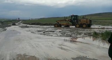 Gemerek'te sel yolu ulaşıma kapattı