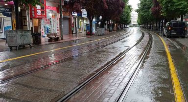 Gök gürültülü sağanak yağış sonrası sokaklar bomboş kaldı