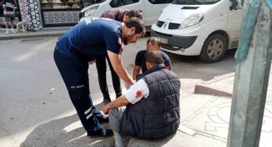 Kaldırımdan düşerek hafif yaralanan adam ilk yardım yapılmasını kabul etmedi