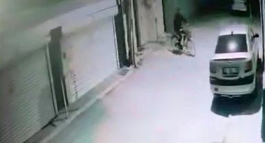 Kameraya aldırış etmeyen hırsız, apartmandan 45 saniyede bisiklet çaldı