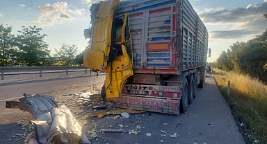 Karaman konya yolunda Feci kaza direksiyon hakimiyetini kaybetti başka bir tır'a çarpti.