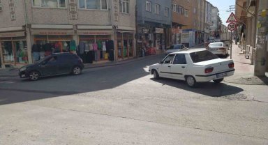 Kasis ve trafik lambası olmayan caddede kaza tehlikesi