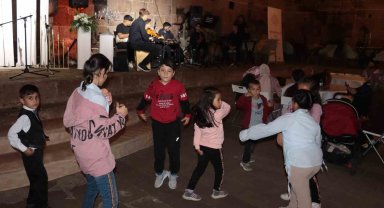 Kaymakam ve öğrenciler çaldı, engelli çocuklar eğlendi