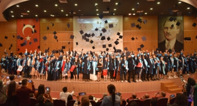  KMÜ’DE MEZUNİYET TÖRENLERİ SONA ERDİ