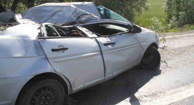 Konya'da yoldan çıkan otomobil ağaca çarptı: 2 yaralı