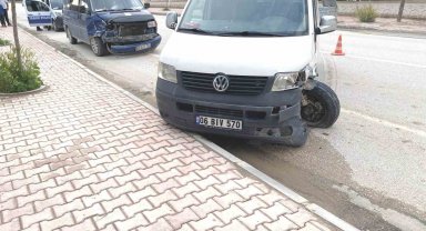 Kulu'da minibüslerin çarpıştığı kaza ucuz atlatıldı