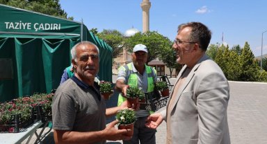 Mezar ziyaretine gelenlere karanfilli karşılama