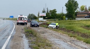 Otomobil tarlaya düştü: 3 yaralı
