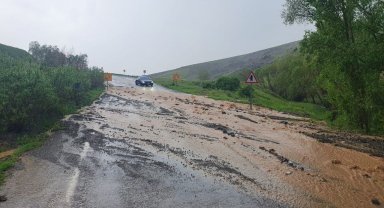 Sel kısmen yolu trafiğe kapattı