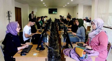 Sivas'ta katip adayları klavye sınavında ter döktü
