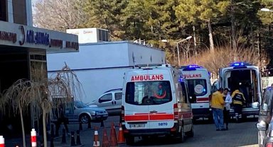 Su taşkınında kontrolden çıkan minibüs devrildi: 6 yaralı