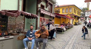 Tarihi bölgede esnaf turistleri yöresel türküler söyleyerek karşılıyor
