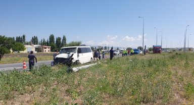 Ticari araç ile kamyon çarpıştı: 1 ölü, 14 yaralı