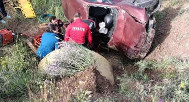 Yoldan çıkan otomobil şarampole devrildi: 1 ölü, 1 yaralı