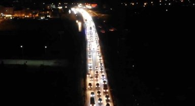 43 ilin geçiş güzergahında gece yarısı yoğunluk: Tatilcilerin dönüş yolcuğu sürüyor